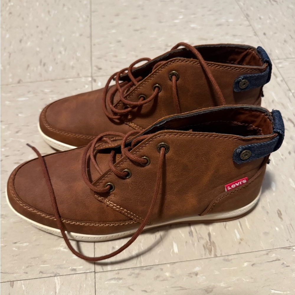 Men Levi’s shoes